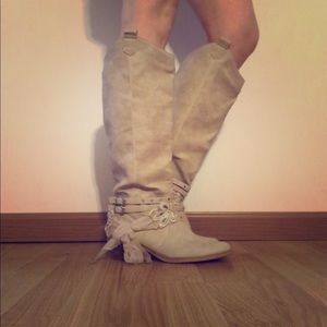 Boutique boots with bow 🎀